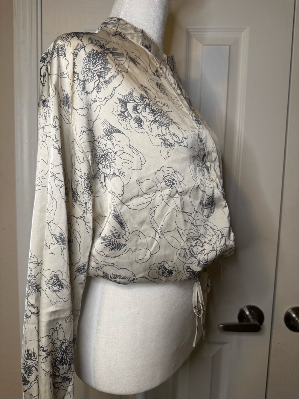 Jon & Anna Satin Floral Print Crop Blouse Size Medium Tie Front Button Down - Picture 5 of 9